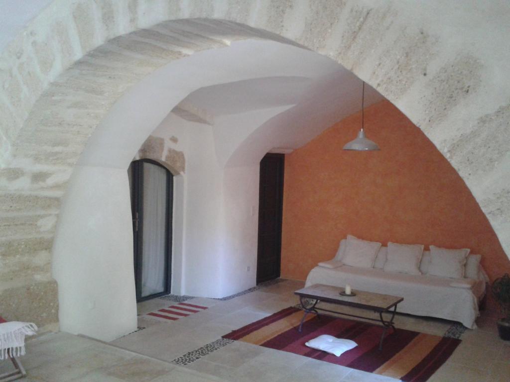 Guesthouse De Cambis B&B Remoulins Exterior photo
